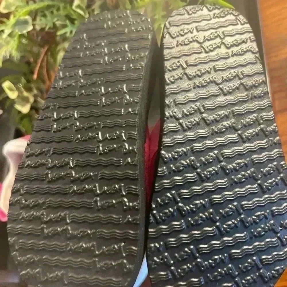 SELLING AS A LOT BITH SIZE 9 NIKE SNEAKERS &  ITZY BITZY FLIP FLOPS